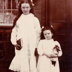 Bertha  (and Winifred?) , Sep 1st 1911, outside Kimberley Cottage. (Identified on back.)