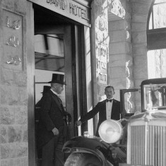 Lord_Peel_arrives at King David Hotel, during negotiations on the partitioning of Israel.