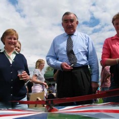 Michael Mates at Spinning Jenny, with Betty Bussell and Philippa Tyrwhitt Drake (2005 election)