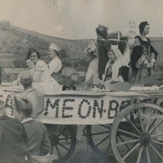 Driver, Arthur Munday.Left to right, Nellie Whitear, Ivy Cook, Mary Crockford, Marian Lambert, Ethel Lambert, Margaret Butler