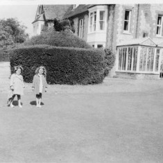 Rev Saunders' daughters, Ruth and Mary, August 19411 