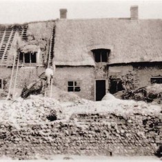 Thatching Paupers Cottage, at the time of the Morley Horder refurbishment? 
