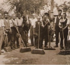 The photo captioned 'tar gang', which prompted Jim Cook's response. His father, Jack Cook, is in the centre, smoking a pipe.